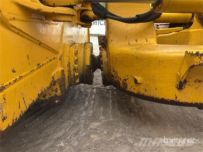 Komatsu D61PX-24 Buldožeri guseničari