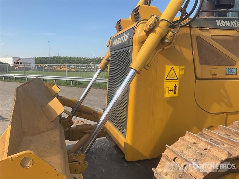 Komatsu D65EX-16 بلدوزرات مجنزرة