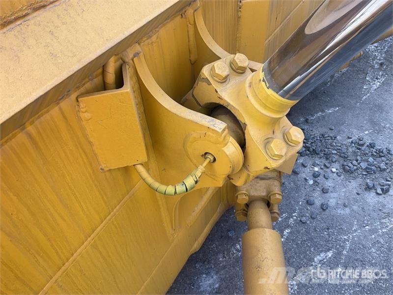 Komatsu D65EX-16 بلدوزرات مجنزرة