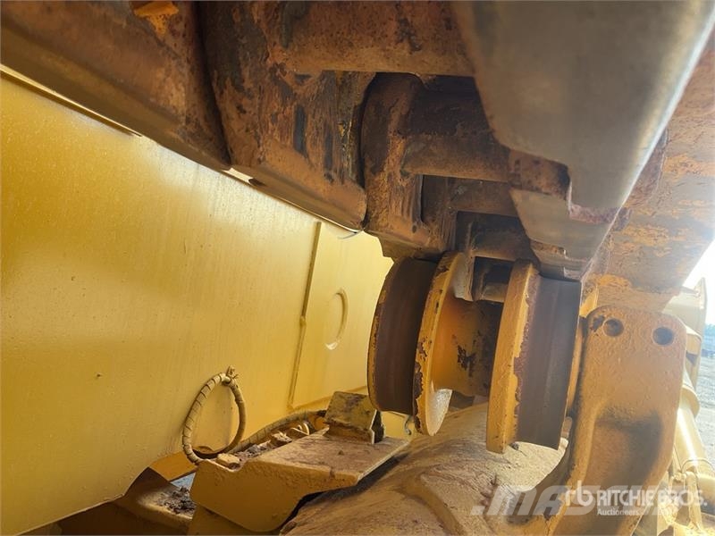 Komatsu D65EX-16 بلدوزرات مجنزرة