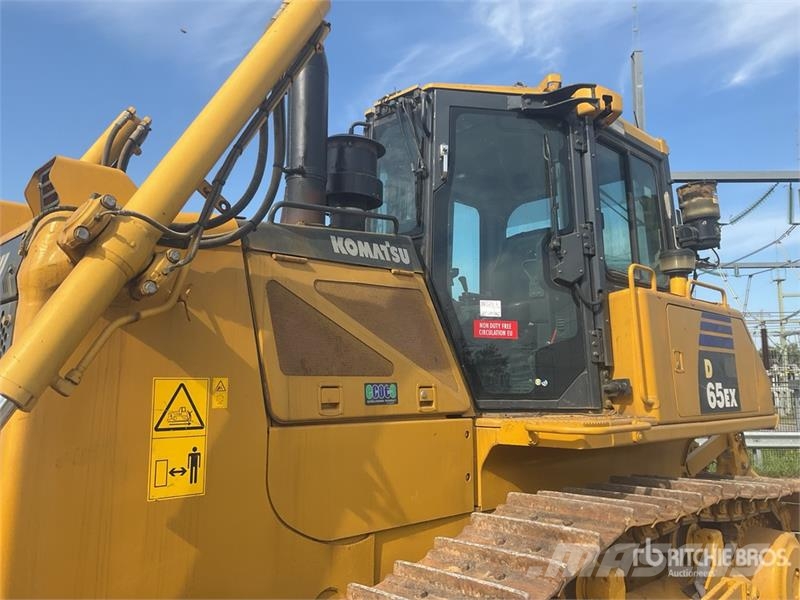 Komatsu D65EX-16 بلدوزرات مجنزرة