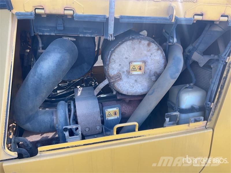 Komatsu D65EX-16 Гусеничные бульдозеры