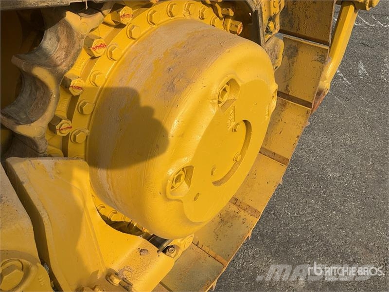 Komatsu D65EX-16 Гусеничные бульдозеры