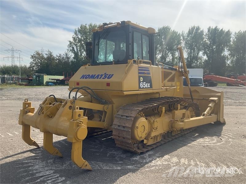Komatsu D65EX-16 بلدوزرات مجنزرة