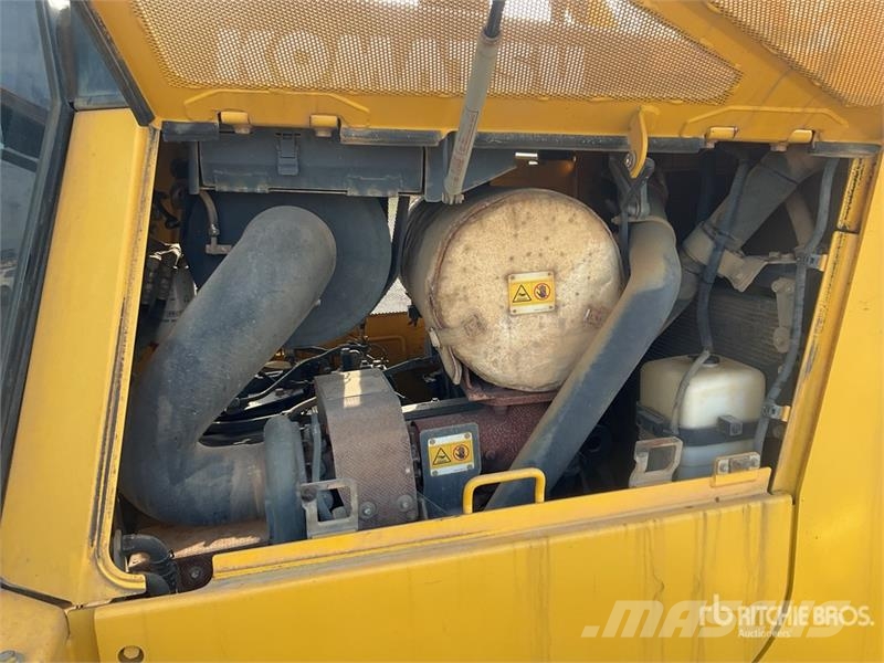 Komatsu D65EX-16 Гусеничные бульдозеры