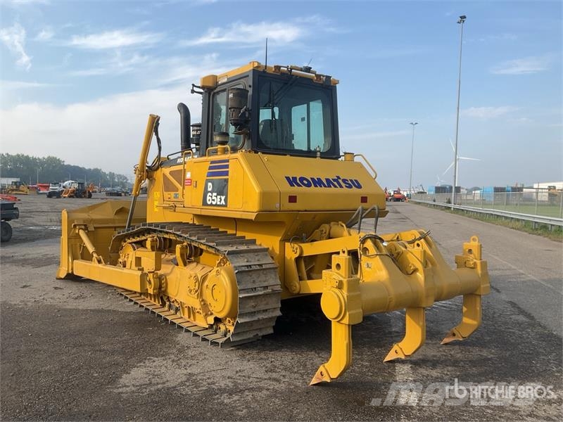 Komatsu D65EX-16 Гусеничные бульдозеры