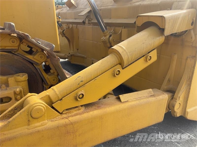 Komatsu D65EX-16 بلدوزرات مجنزرة