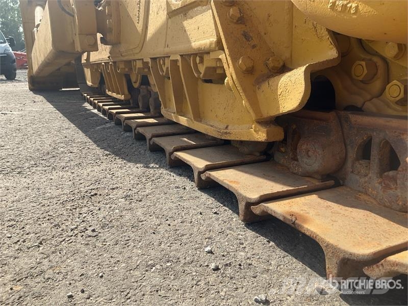 Komatsu D65EX-16 بلدوزرات مجنزرة