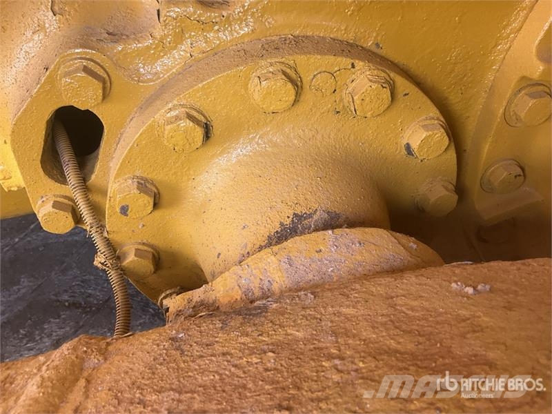 Komatsu D65EX-16 بلدوزرات مجنزرة