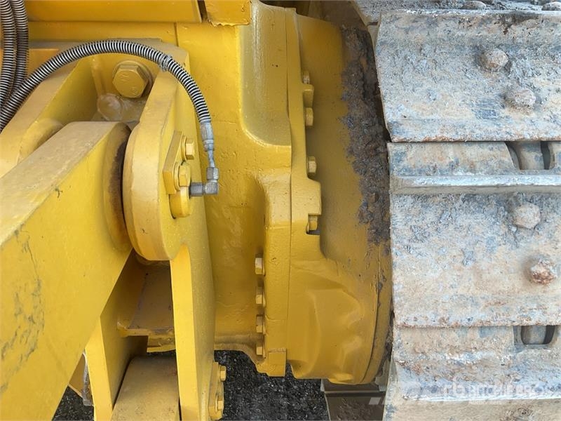 Komatsu D65EX-16 Гусеничные бульдозеры