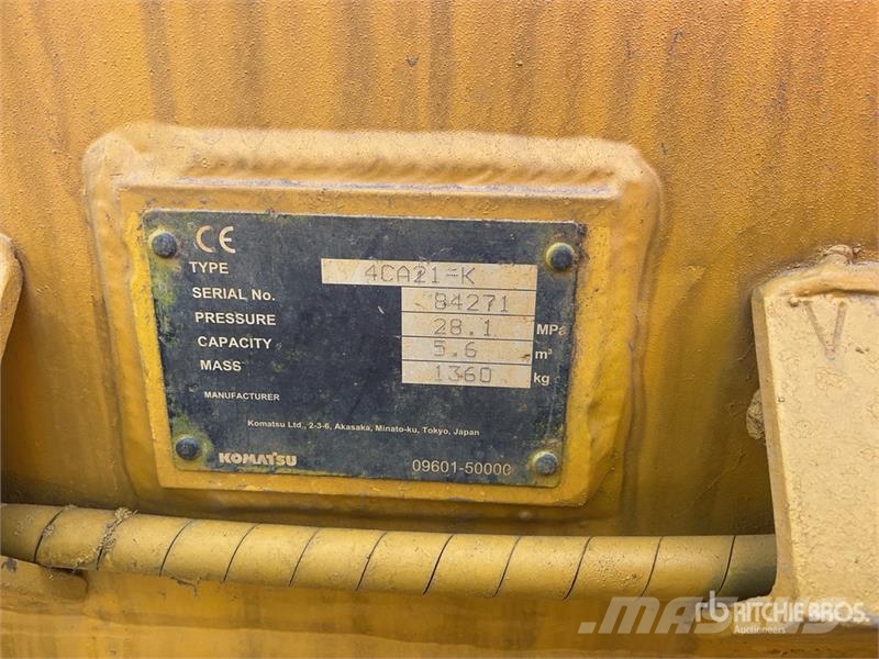 Komatsu D65EX-16 بلدوزرات مجنزرة