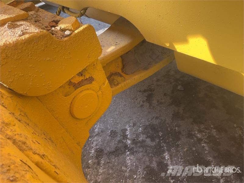 Komatsu D65EX-16 Гусеничные бульдозеры