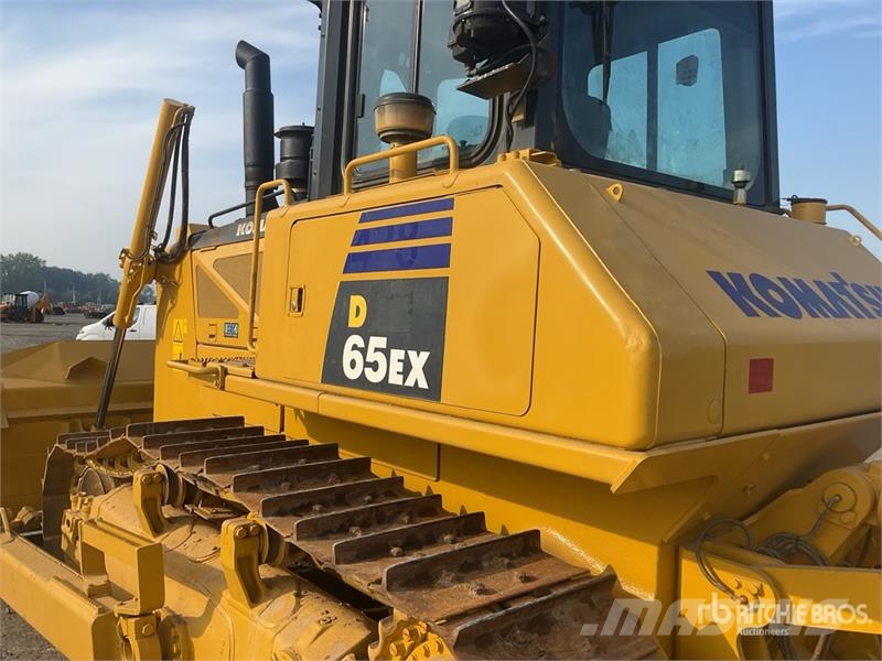 Komatsu D65EX-16 Гусеничные бульдозеры