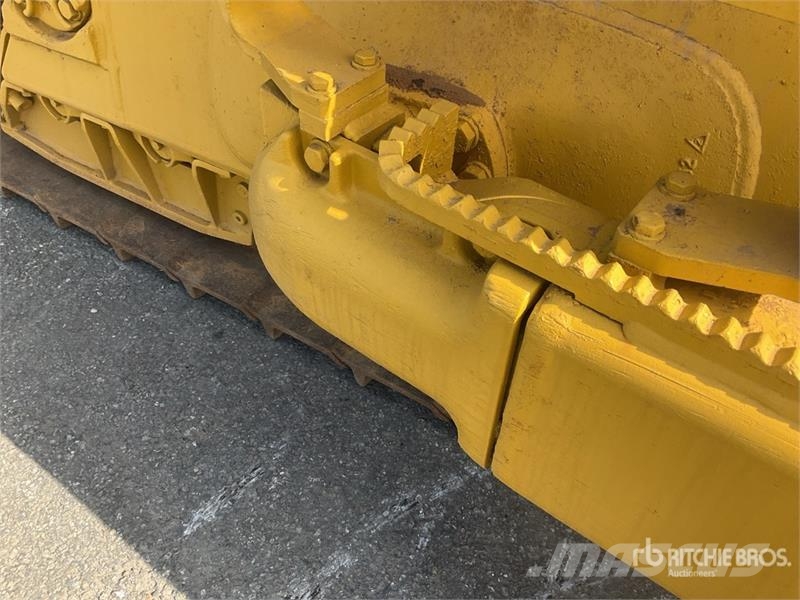 Komatsu D65EX-16 بلدوزرات مجنزرة