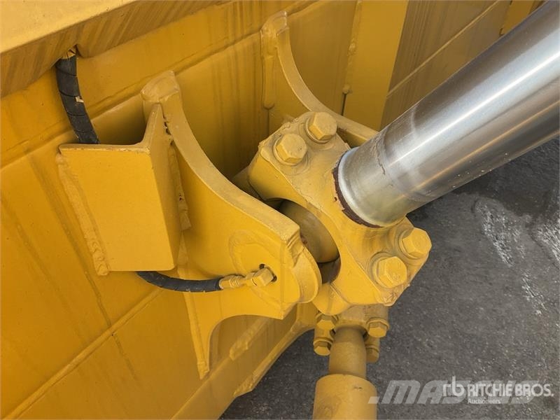 Komatsu D65EX-16 Гусеничные бульдозеры
