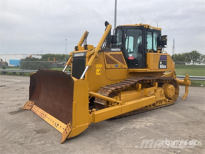 Komatsu D65EX-16 履带式推土机