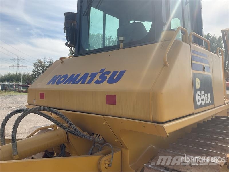 Komatsu D65EX-16 بلدوزرات مجنزرة