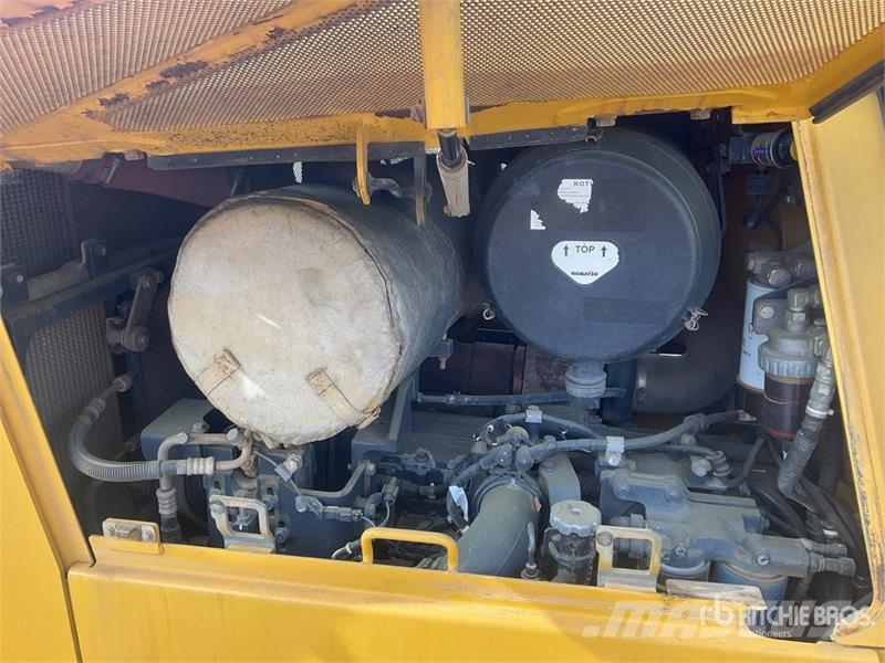 Komatsu D65EX-16 بلدوزرات مجنزرة