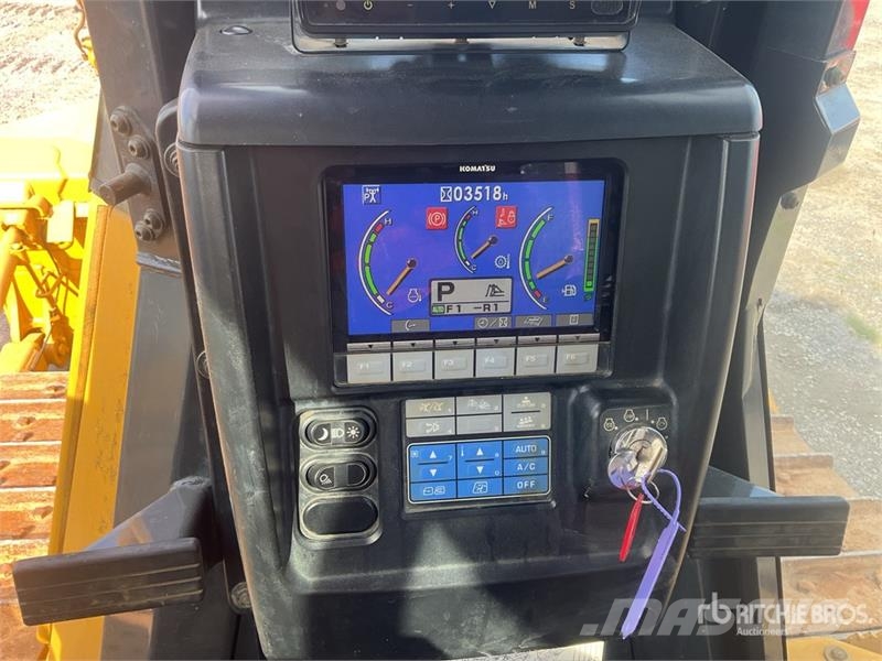 Komatsu D65EX-16 بلدوزرات مجنزرة
