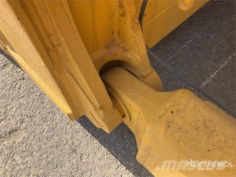 Komatsu D65EX-16 بلدوزرات مجنزرة