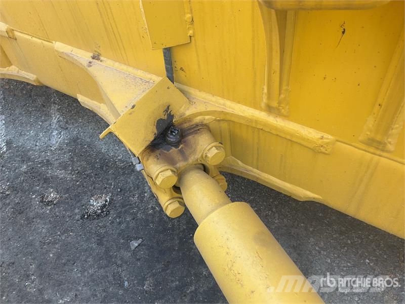 Komatsu D65EX-16 بلدوزرات مجنزرة