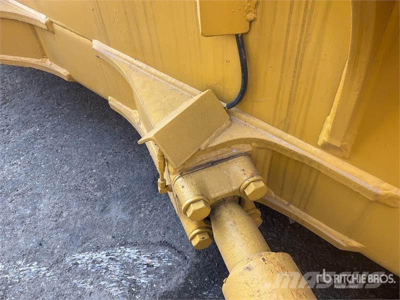 Komatsu D65EX-16 Гусеничные бульдозеры