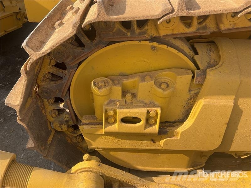 Komatsu D65EX-16 بلدوزرات مجنزرة
