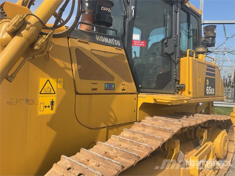 Komatsu D65EX-16 بلدوزرات مجنزرة
