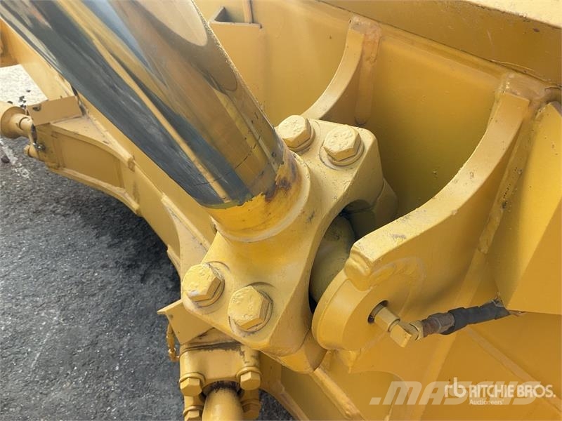 Komatsu D65EX-16 Гусеничные бульдозеры