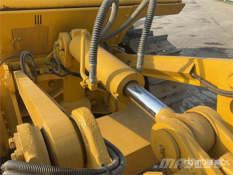 Komatsu D65EX-16 Гусеничные бульдозеры