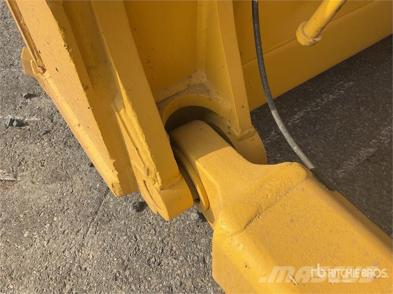 Komatsu D65EX-16 Гусеничные бульдозеры