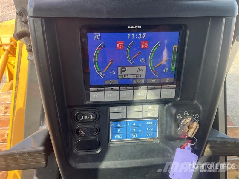 Komatsu D65EX-16 بلدوزرات مجنزرة