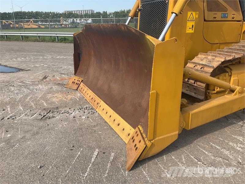 Komatsu D65EX-16 بلدوزرات مجنزرة