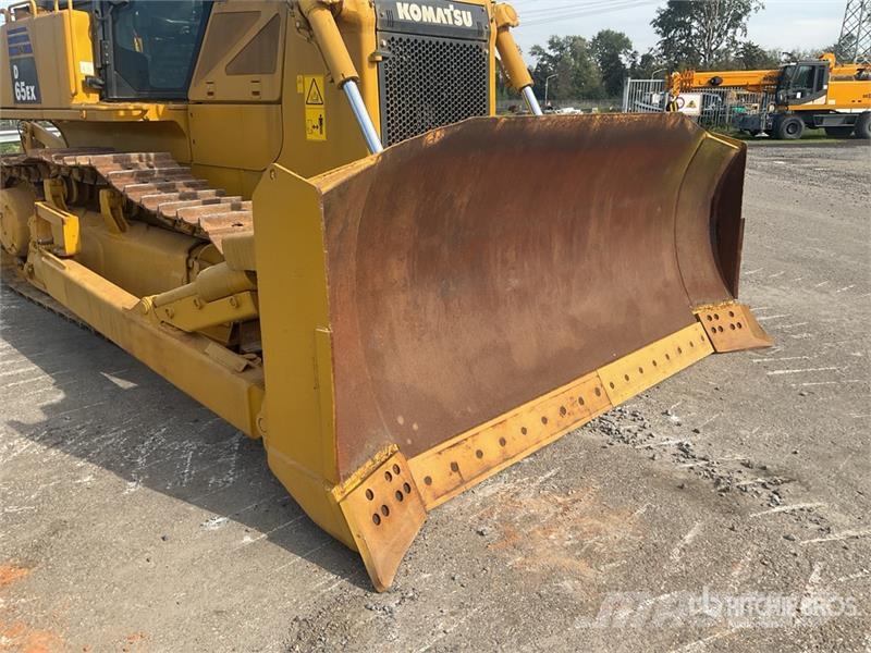 Komatsu D65EX-16 بلدوزرات مجنزرة