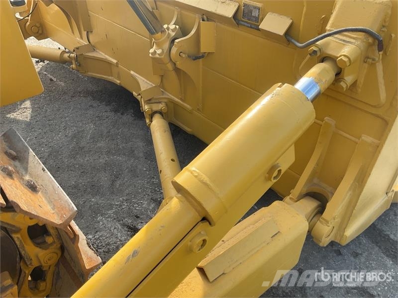 Komatsu D65EX-16 Гусеничные бульдозеры