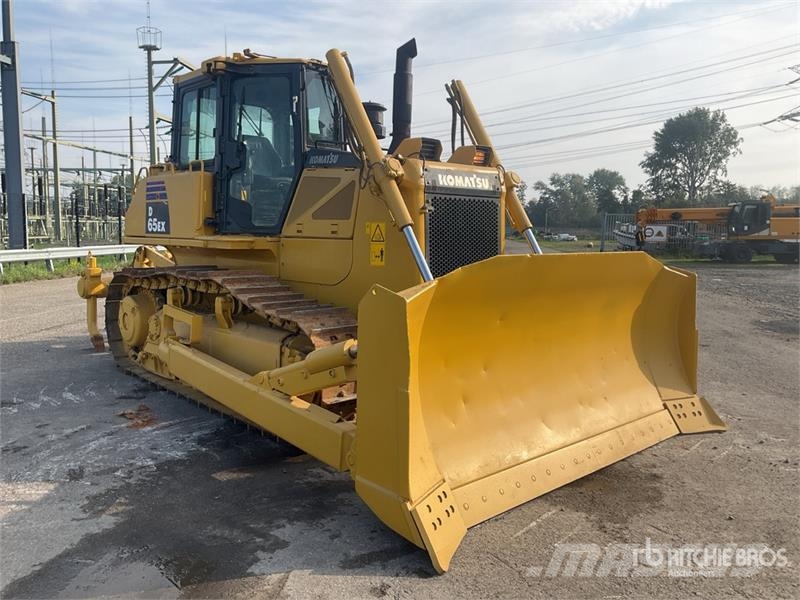 Komatsu D65EX-16 Гусеничные бульдозеры
