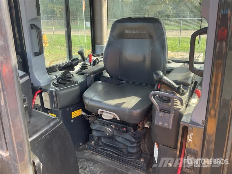 Komatsu D65EX-16 بلدوزرات مجنزرة