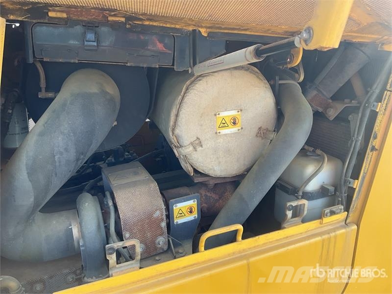 Komatsu D65EX-16 بلدوزرات مجنزرة