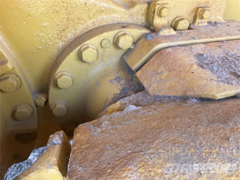 Komatsu D65EX-16 Гусеничные бульдозеры