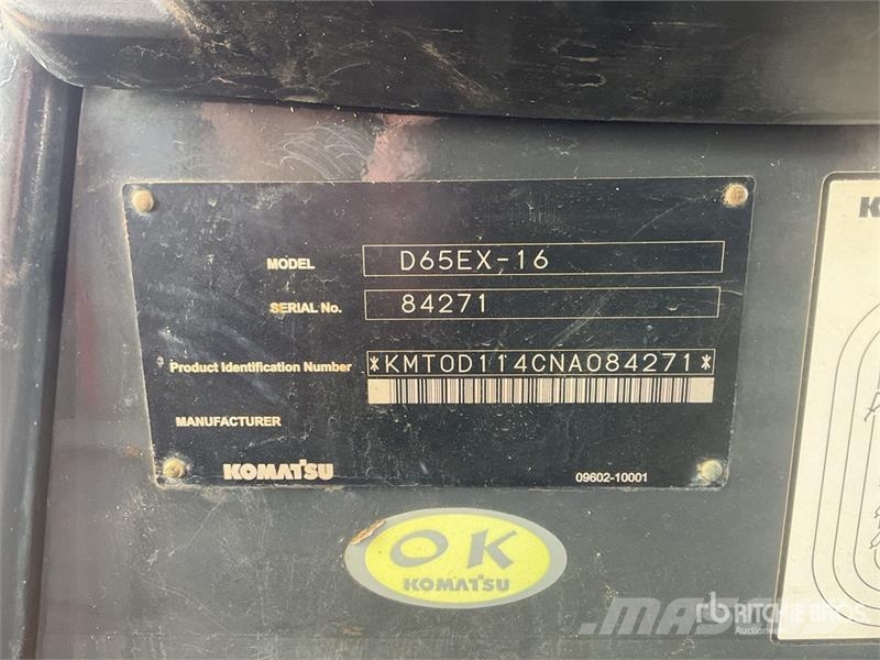 Komatsu D65EX-16 بلدوزرات مجنزرة