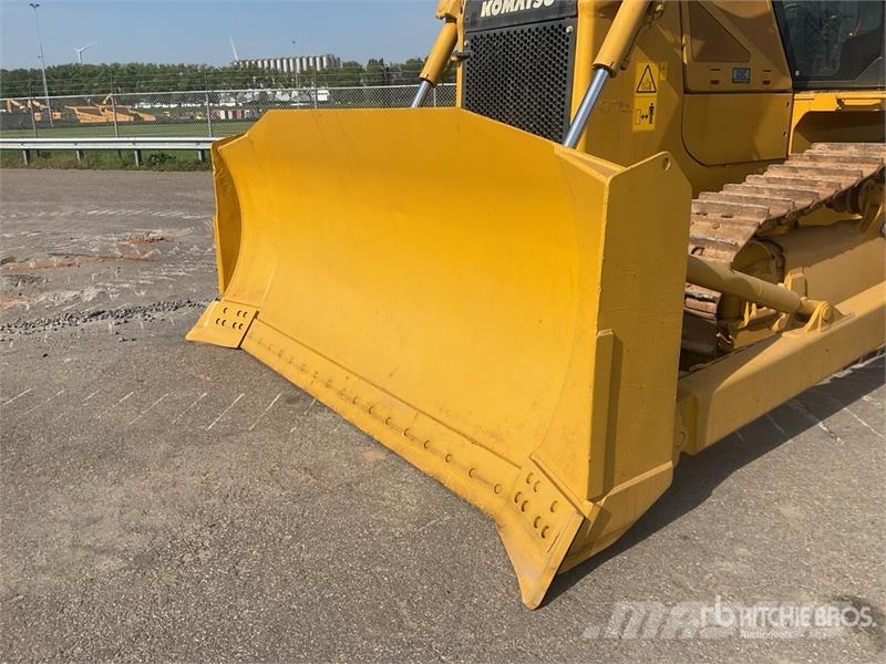 Komatsu D65EX-16 بلدوزرات مجنزرة