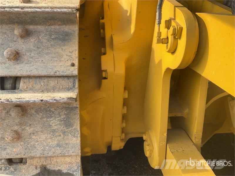 Komatsu D65EX-16 Гусеничные бульдозеры