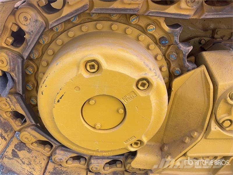 Komatsu D65EX-16 بلدوزرات مجنزرة