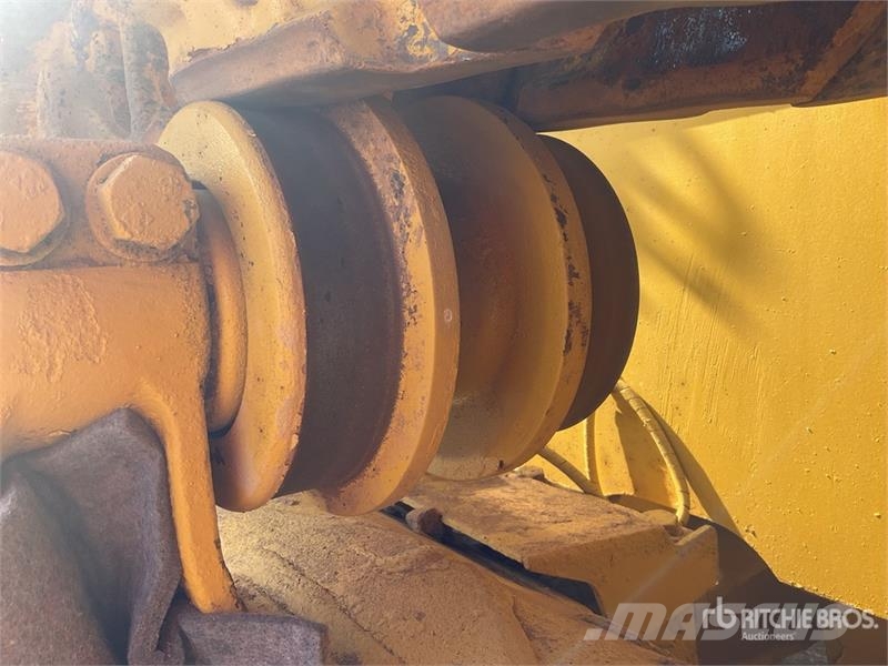 Komatsu D65EX-16 بلدوزرات مجنزرة