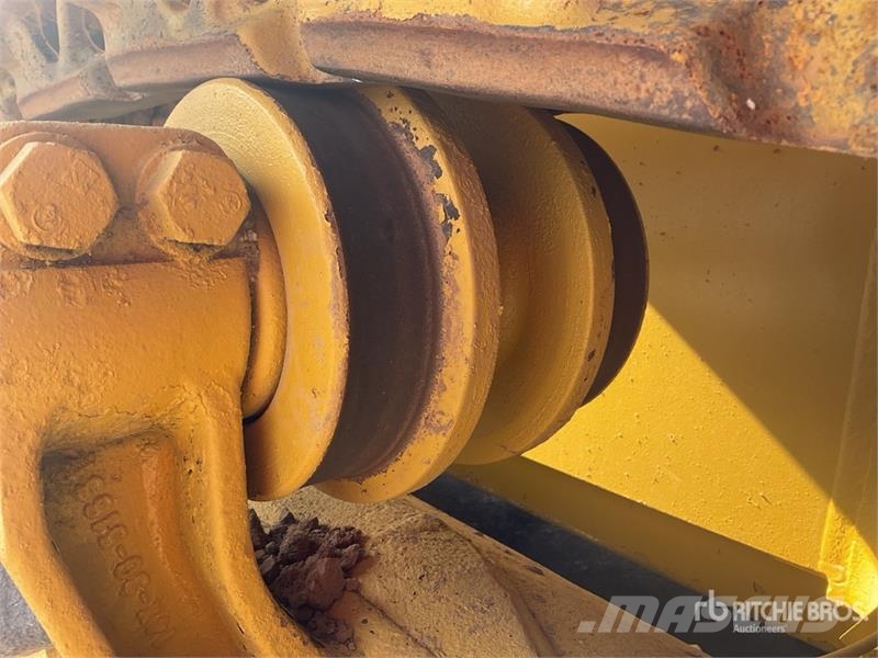 Komatsu D65EX-16 بلدوزرات مجنزرة
