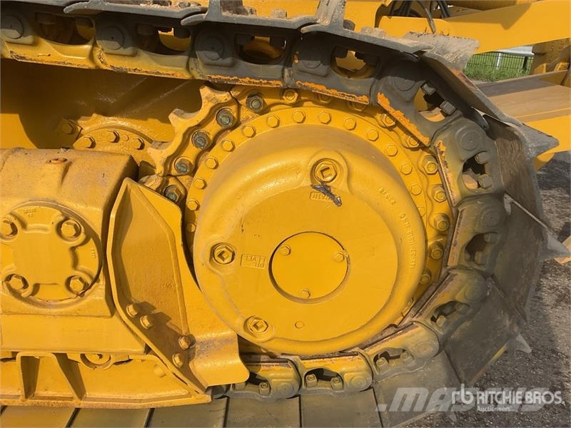 Komatsu D65EX-16 Гусеничные бульдозеры