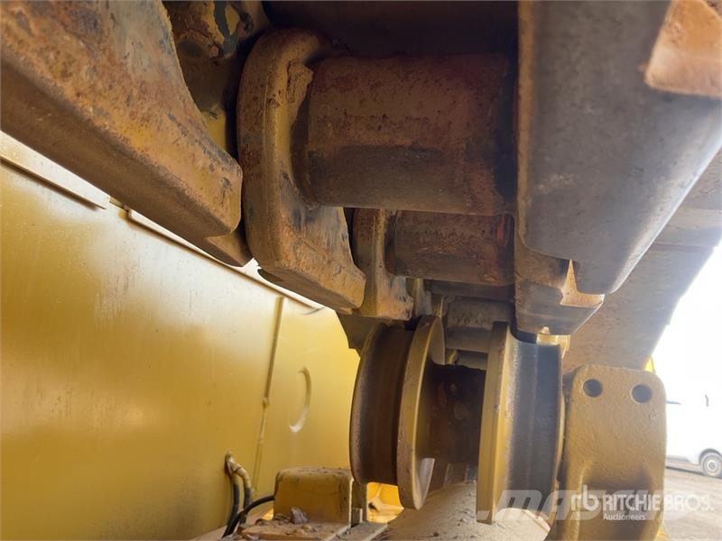 Komatsu D65EX-16 Гусеничные бульдозеры
