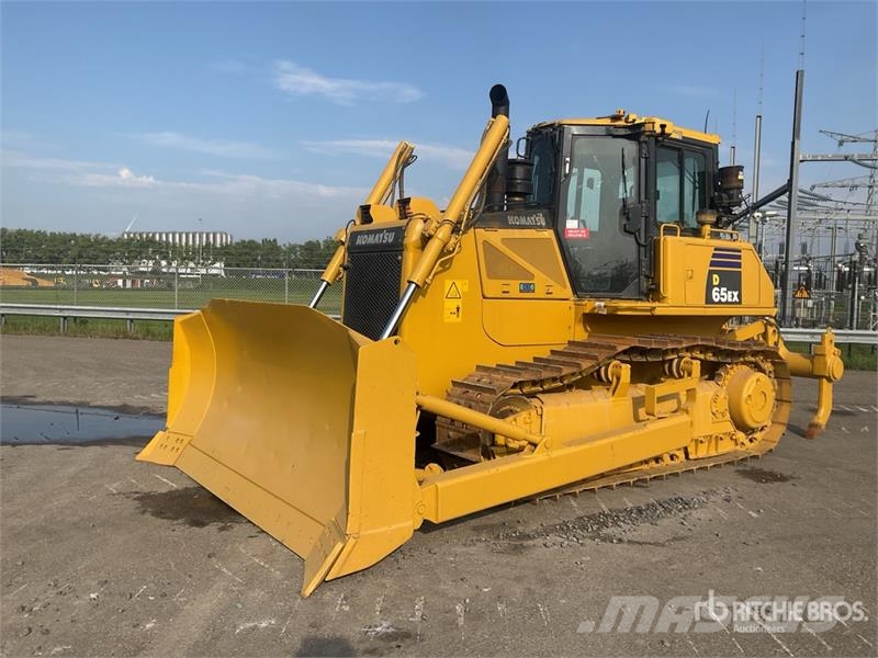 Komatsu D65EX-16 Гусеничные бульдозеры