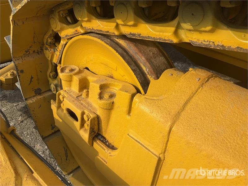Komatsu D65EX-16 Гусеничные бульдозеры