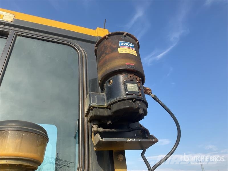 Komatsu D65EX-16 Гусеничные бульдозеры